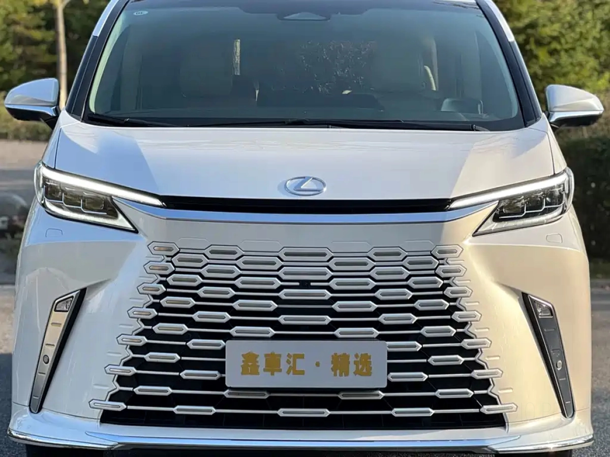 LEXUS LM  2023