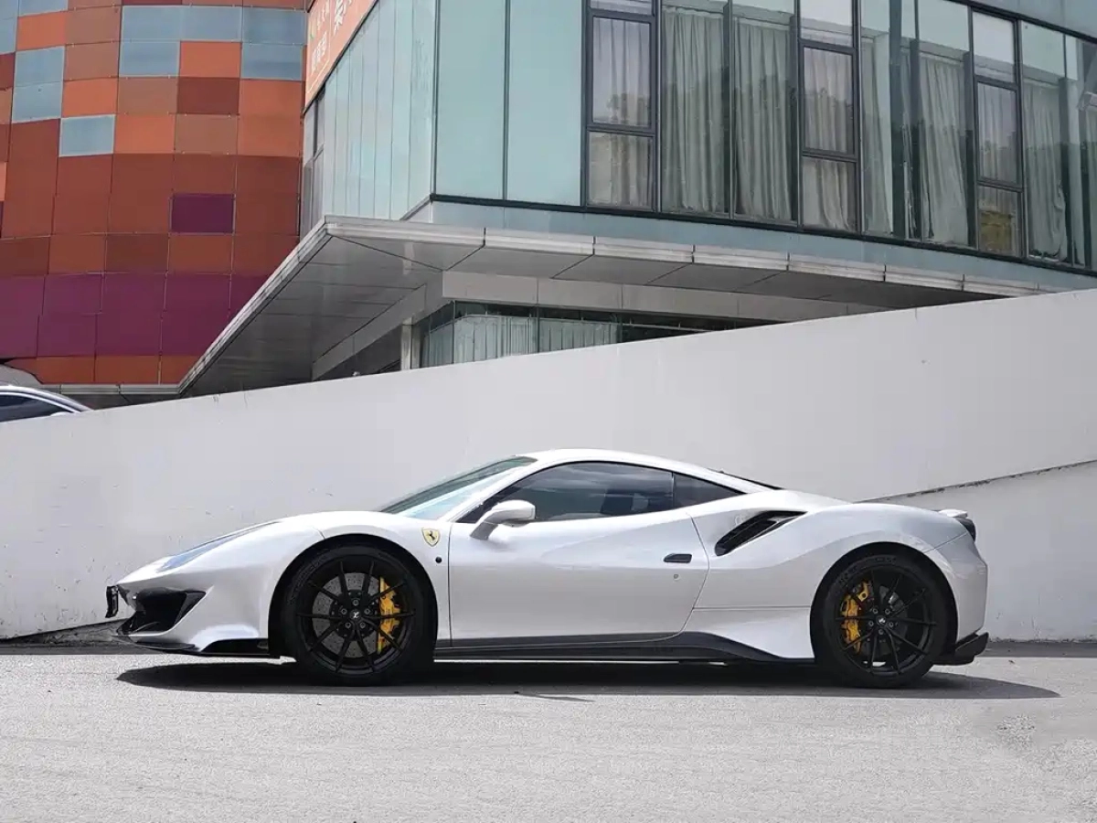FERRARI 488