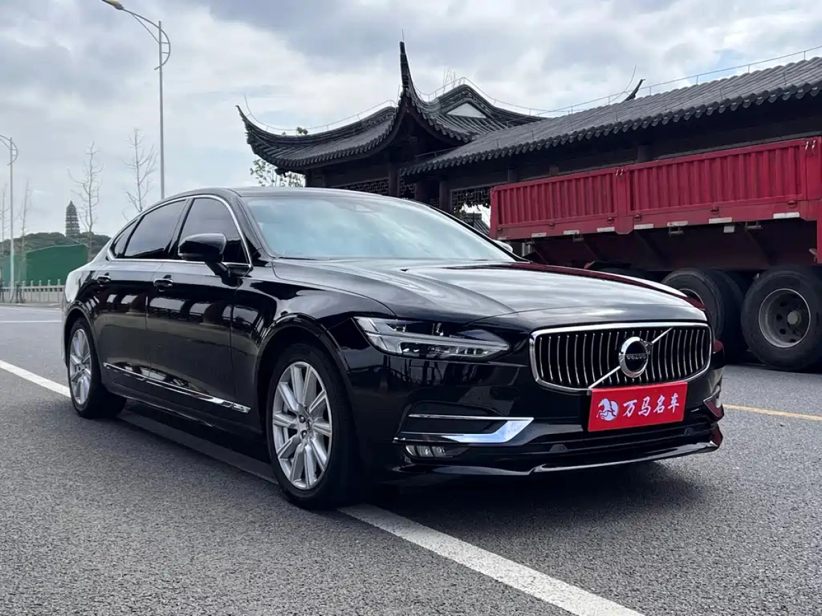 VOLVO S90