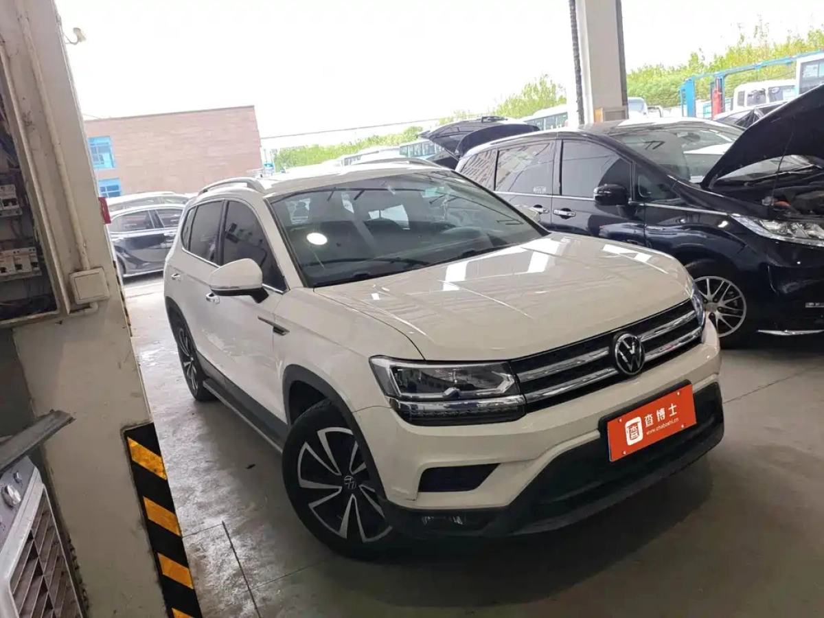 VOLKSWAGEN THARU
