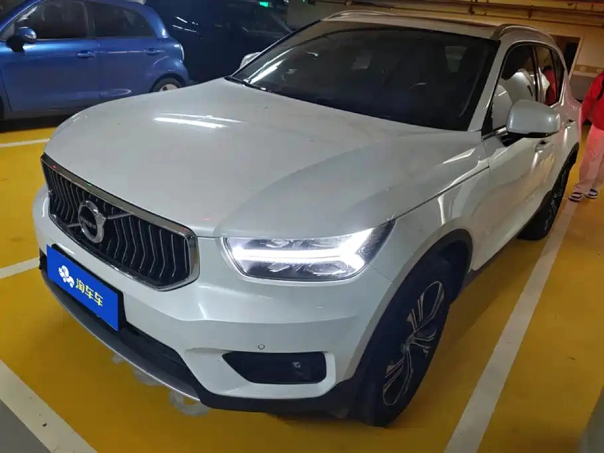VOLVO XC40