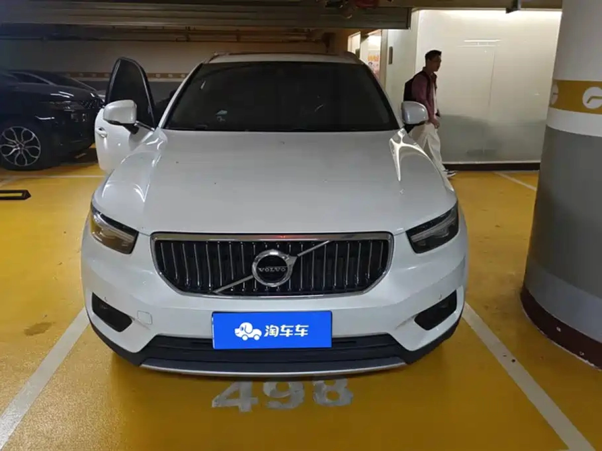VOLVO XC40