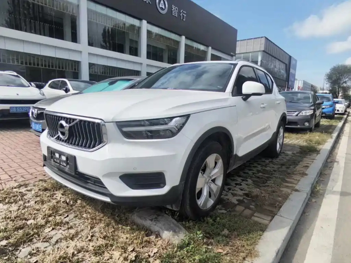 VOLVO XC40