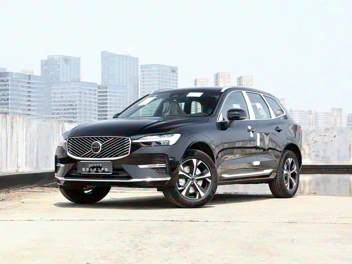 VOLVO XC60  2025