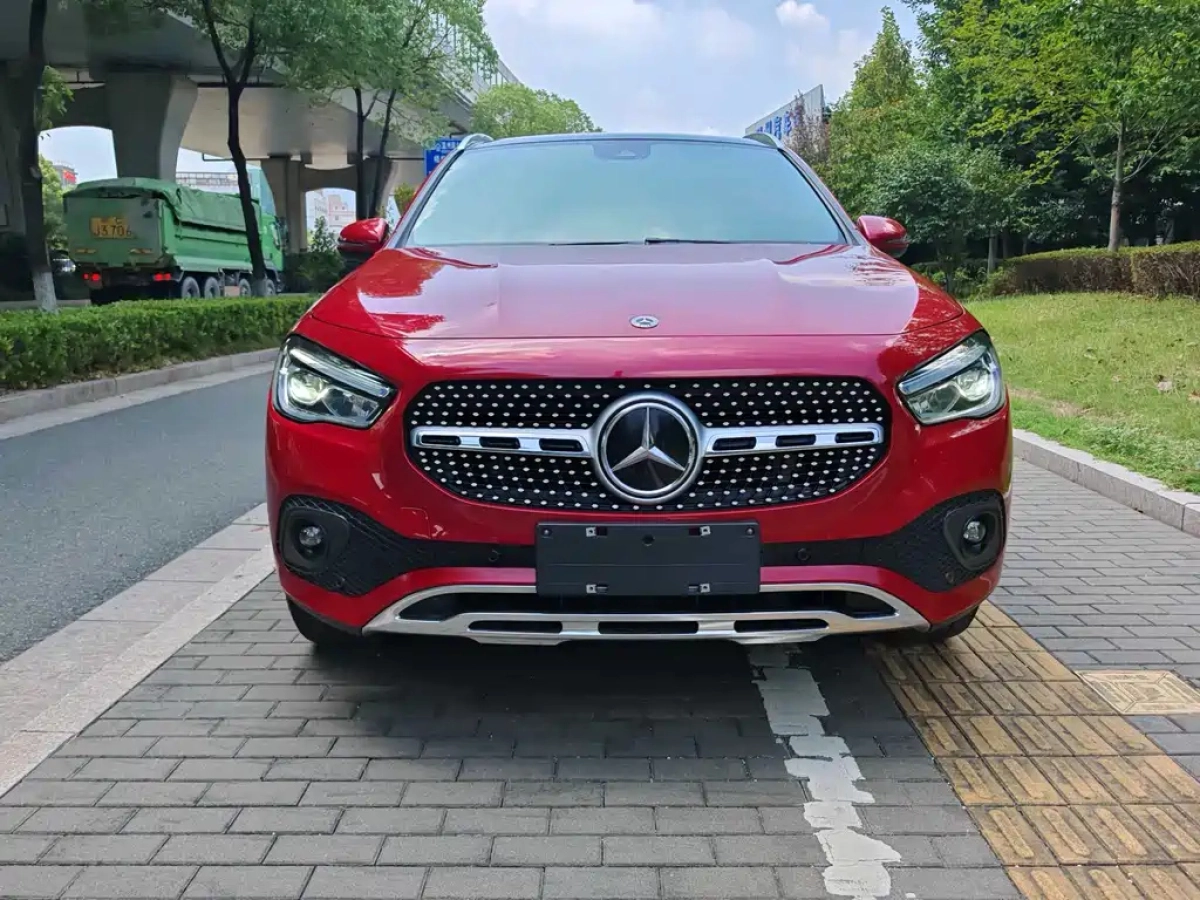 MERCEDES BENZ GLA