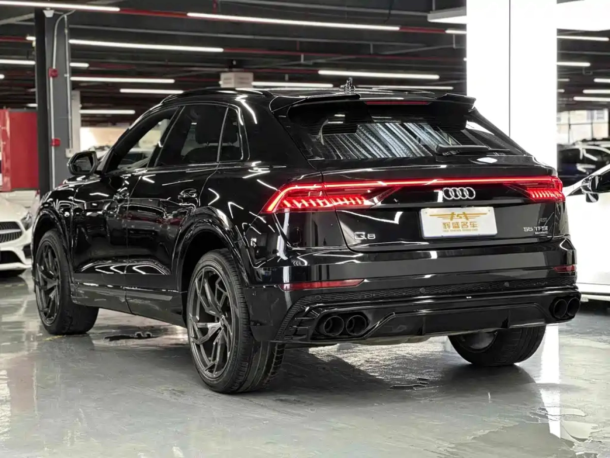 AUDI Q8