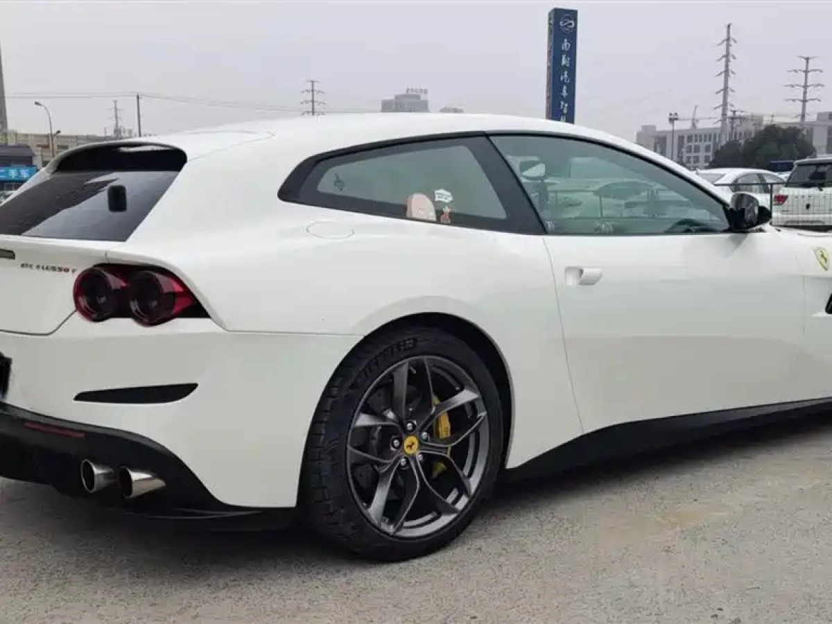 FERRARI GTC4LUSSO
