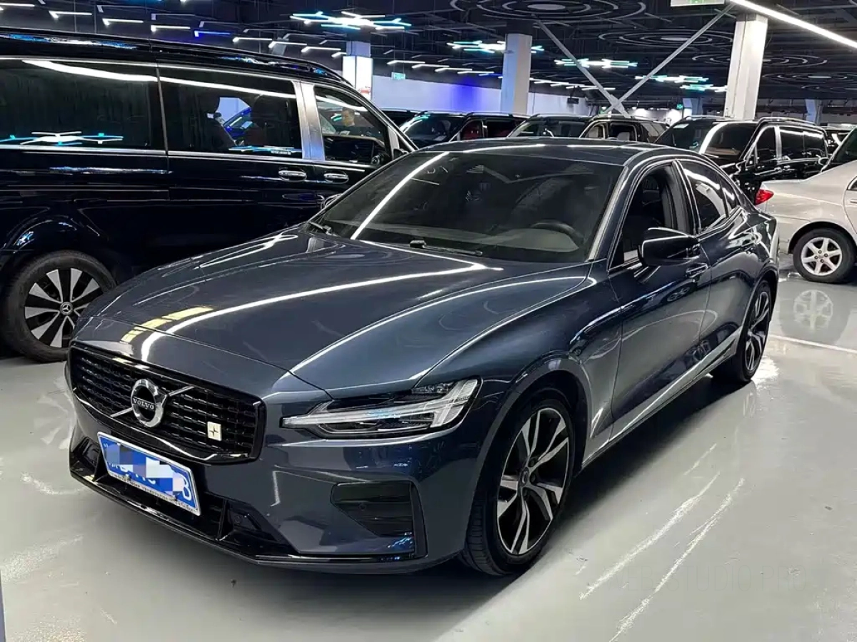 VOLVO S60  2023