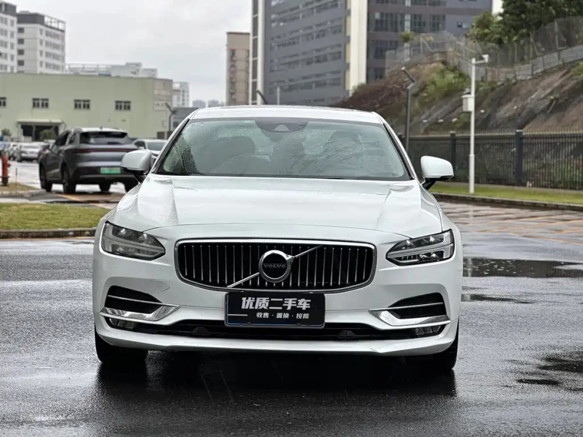 VOLVO S90