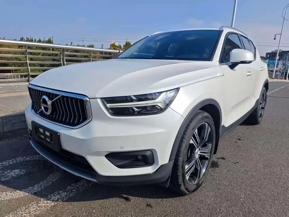 VOLVO XC40