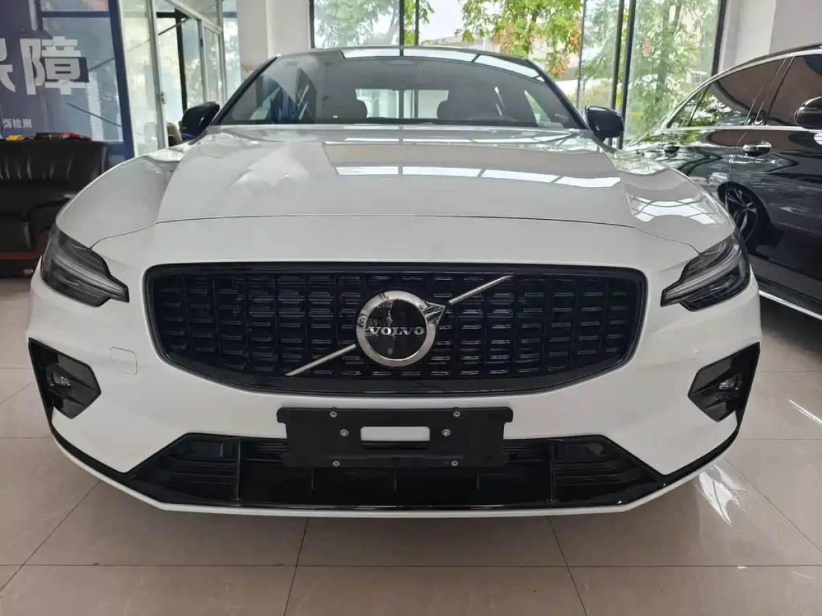 VOLVO S60  2025