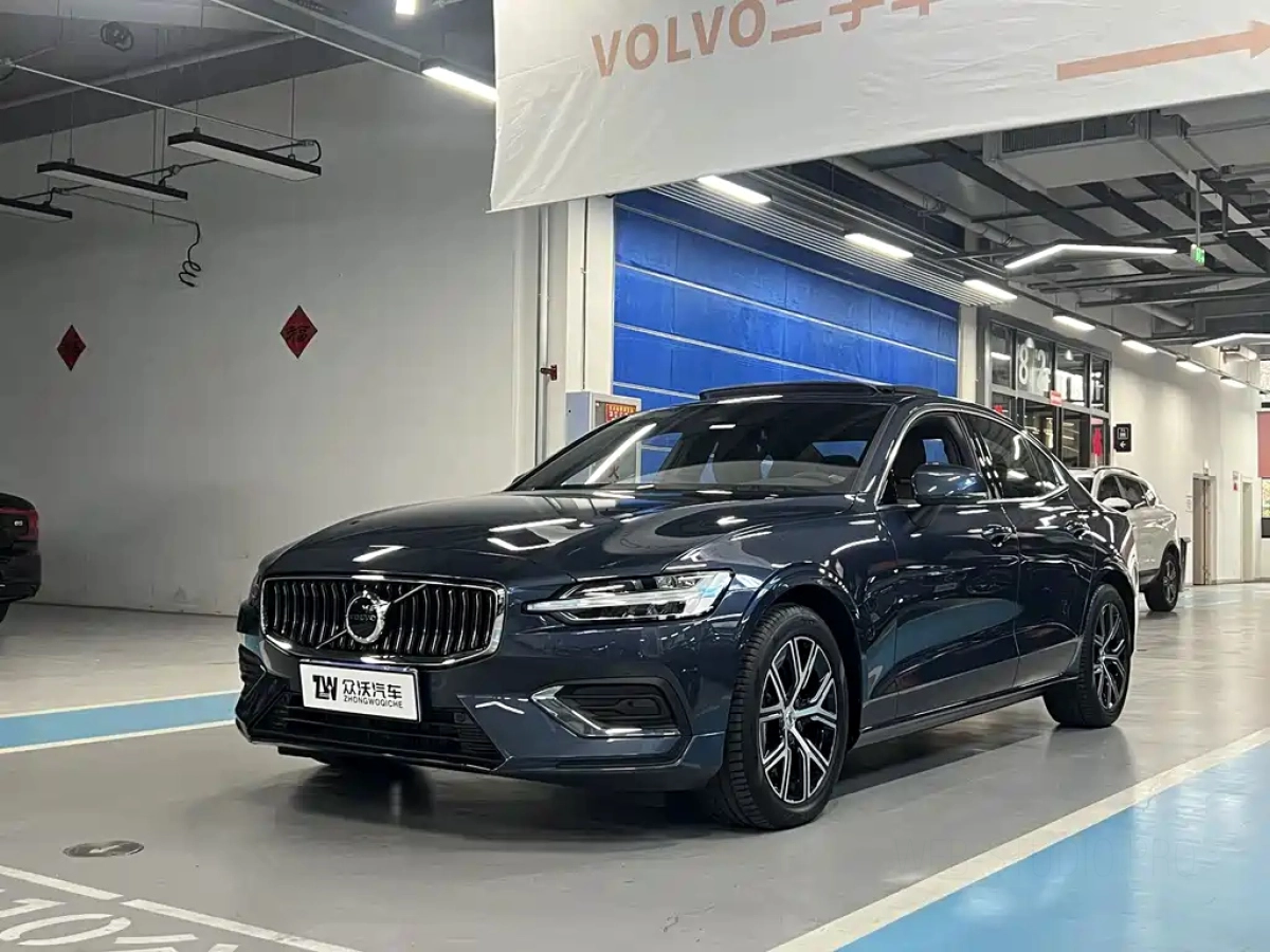 VOLVO S60  2025