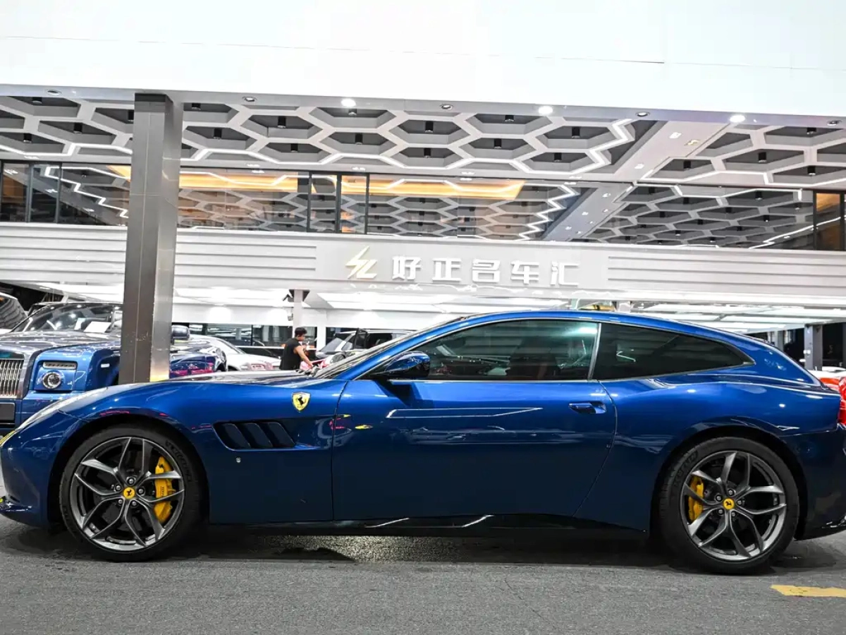 FERRARI GTC4LUSSO