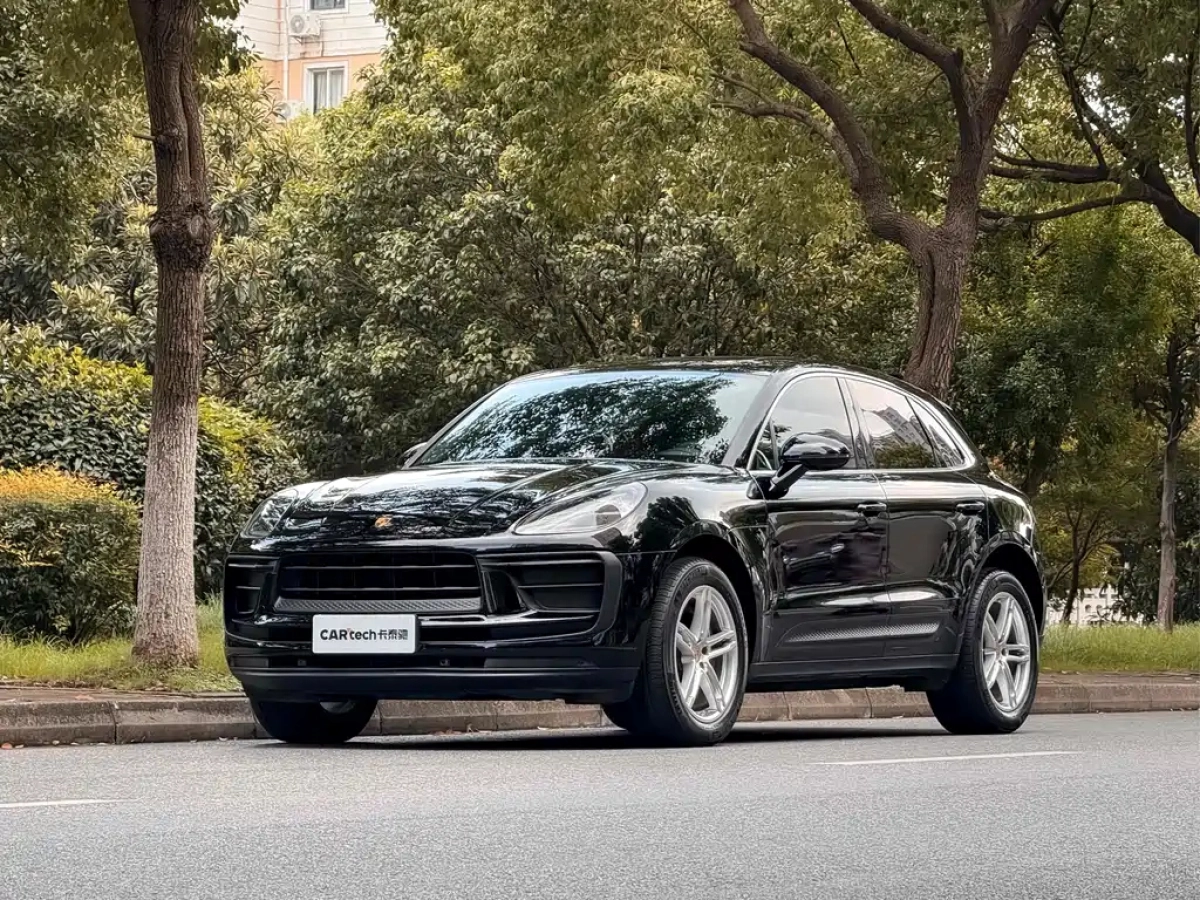 PORSCHE MACAN
