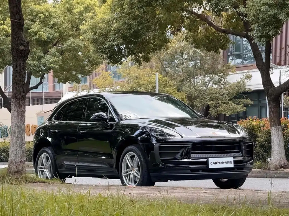 PORSCHE MACAN