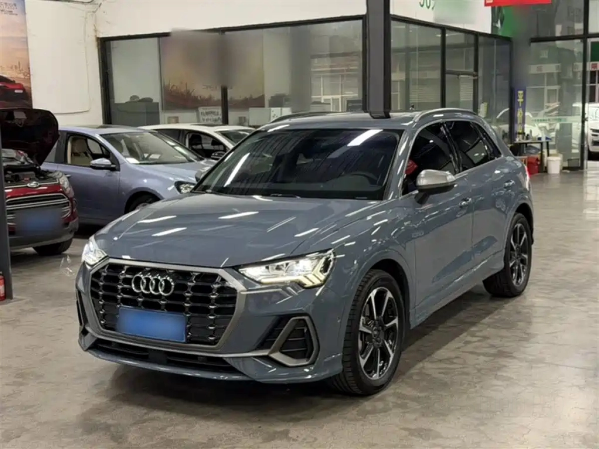 AUDI Q3
