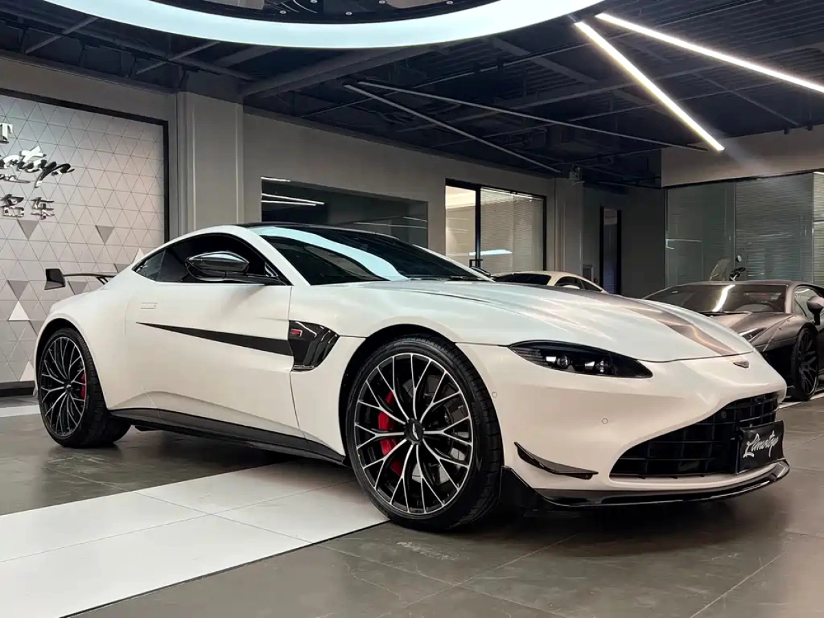 ASTON MARTIN V8 VANTAGE  2025