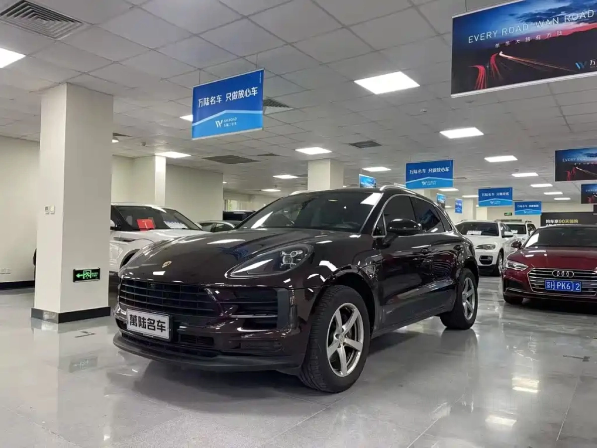 PORSCHE MACAN