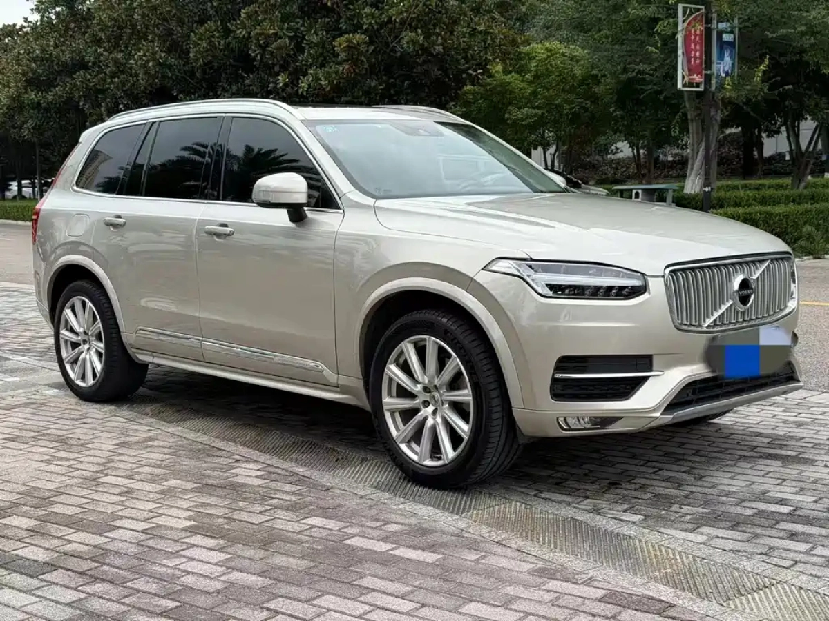 VOLVO XC90