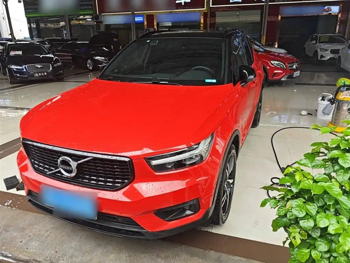 VOLVO XC40