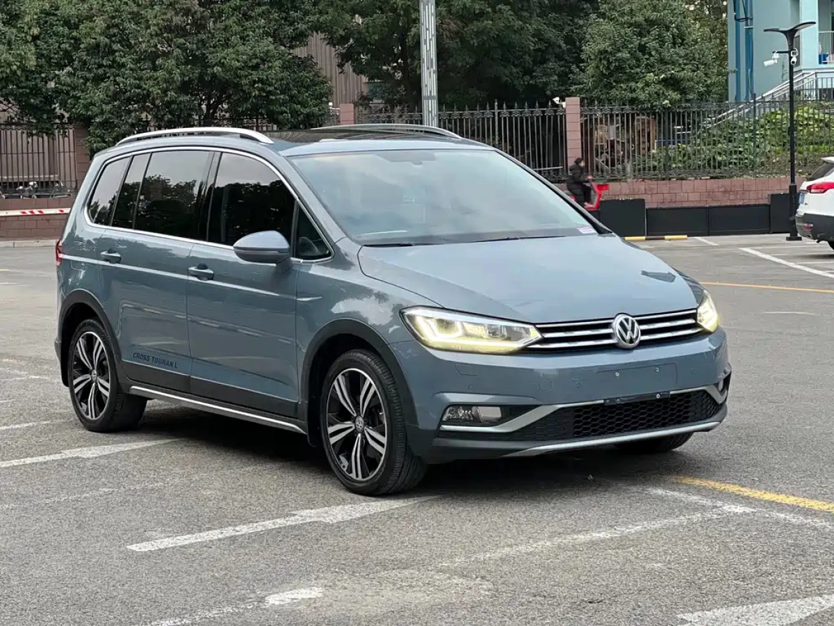 VOLKSWAGEN TOURAN