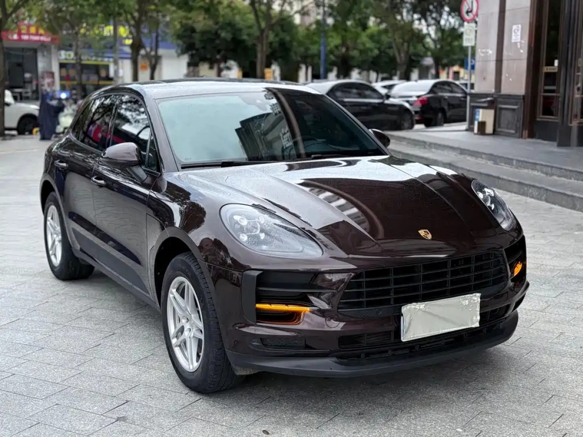 PORSCHE MACAN