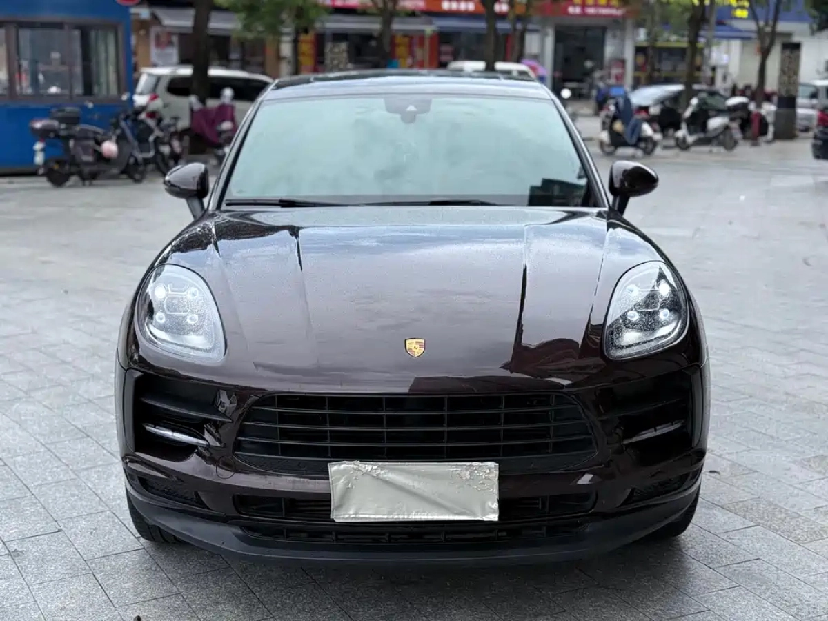 PORSCHE MACAN