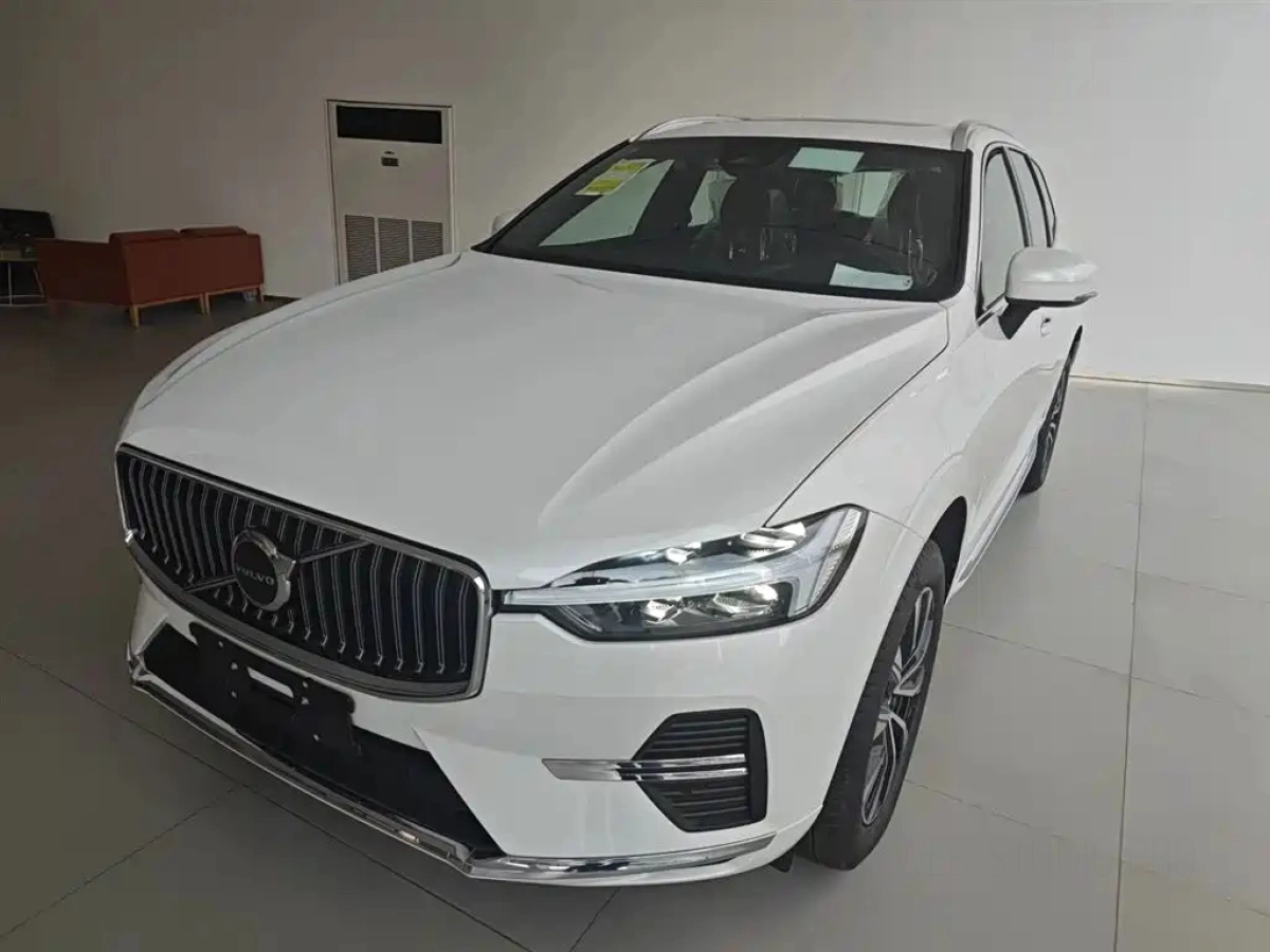 VOLVO XC60  2025