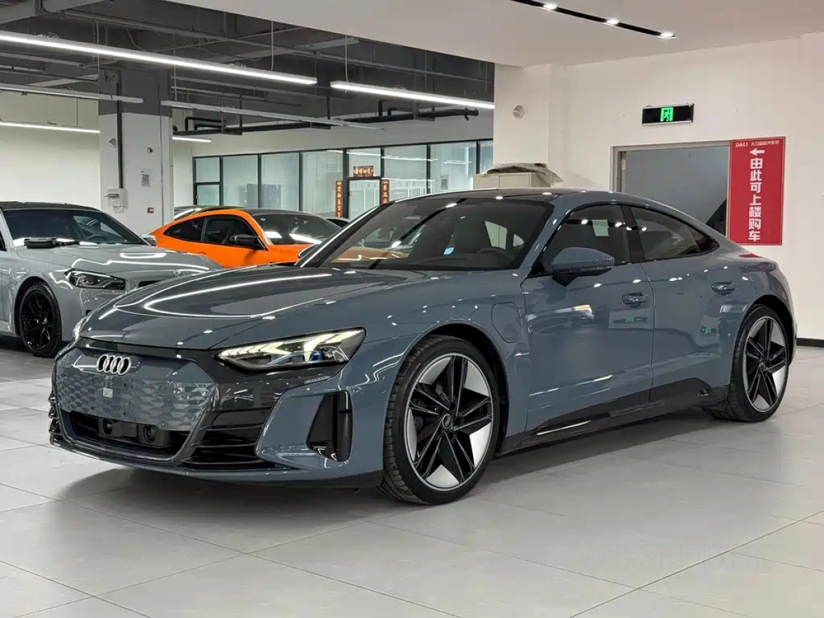 AUDI E-TRON GT  2024