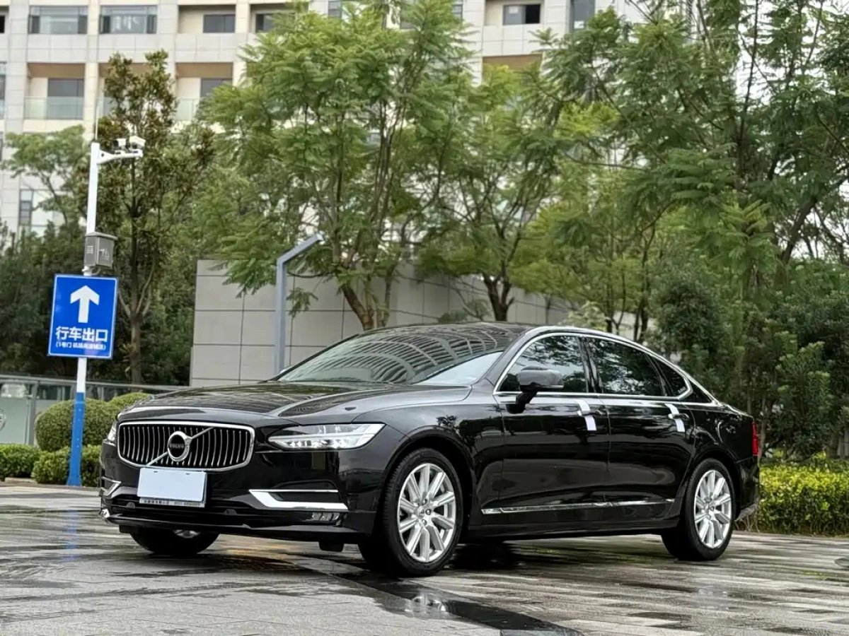 VOLVO S90