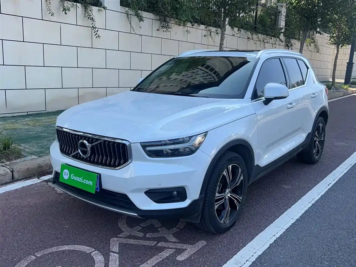 VOLVO XC40