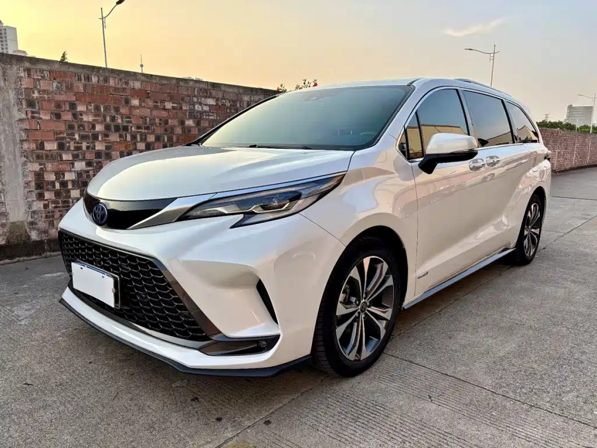 TOYOTA GRANVIA  2023