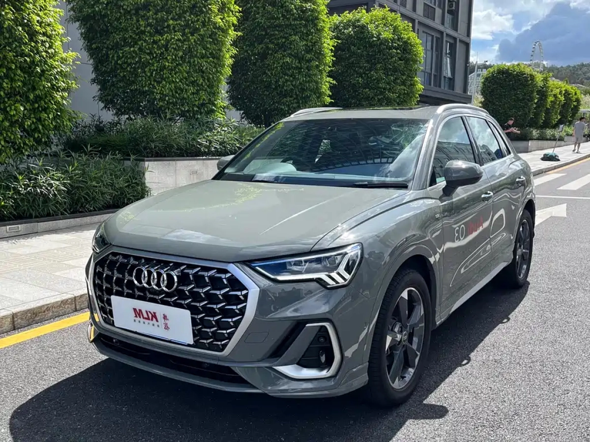 AUDI Q3