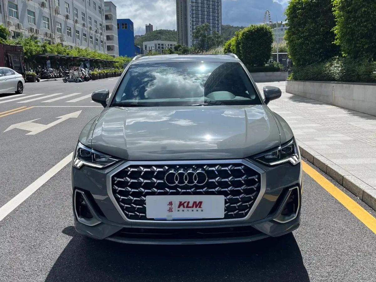 AUDI Q3