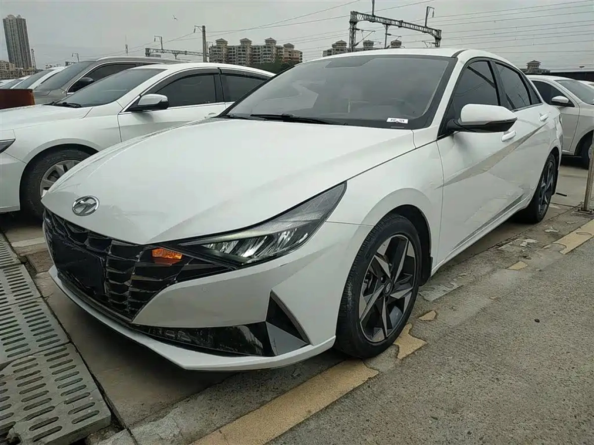 HYUNDAI ELANTRA