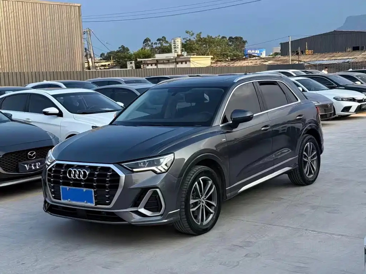 AUDI Q3