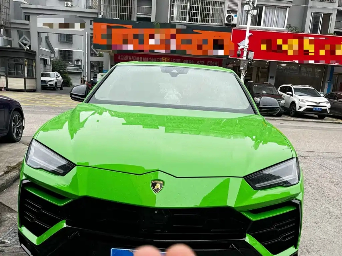 LAMBORGHINI URUS