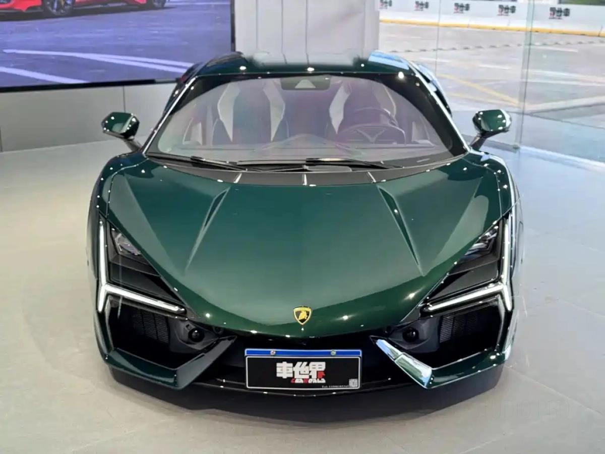 LAMBORGHINI REVUELTO  2025