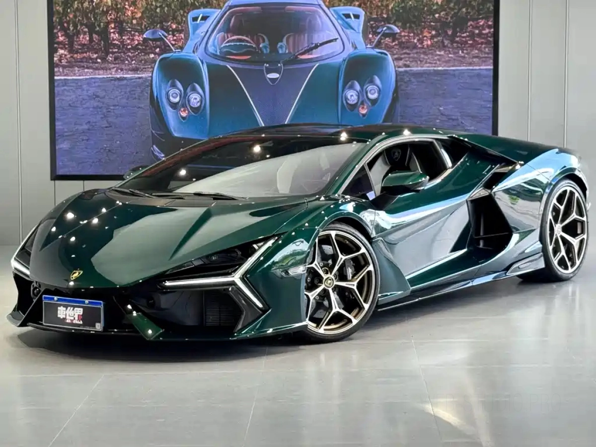 LAMBORGHINI REVUELTO