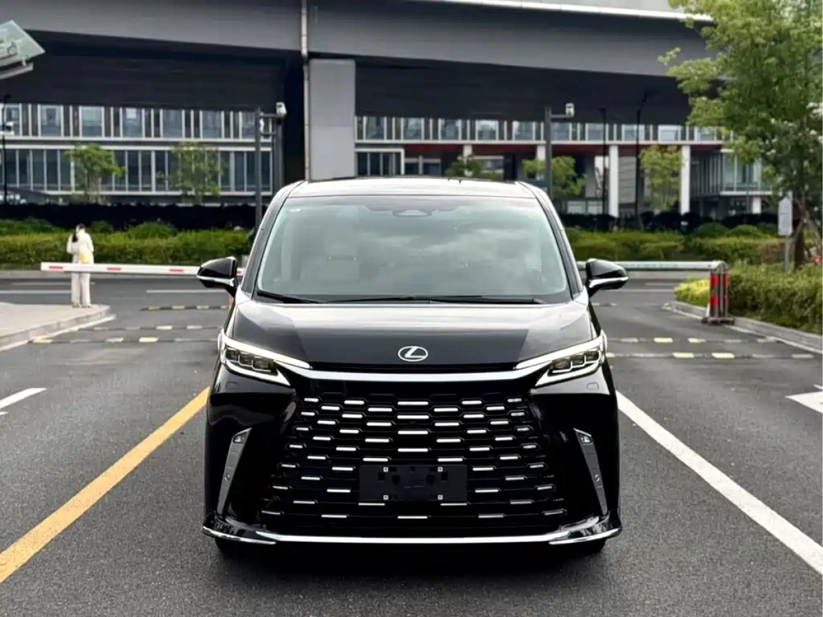 LEXUS LM  2025