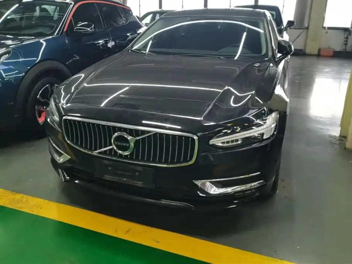 VOLVO S90