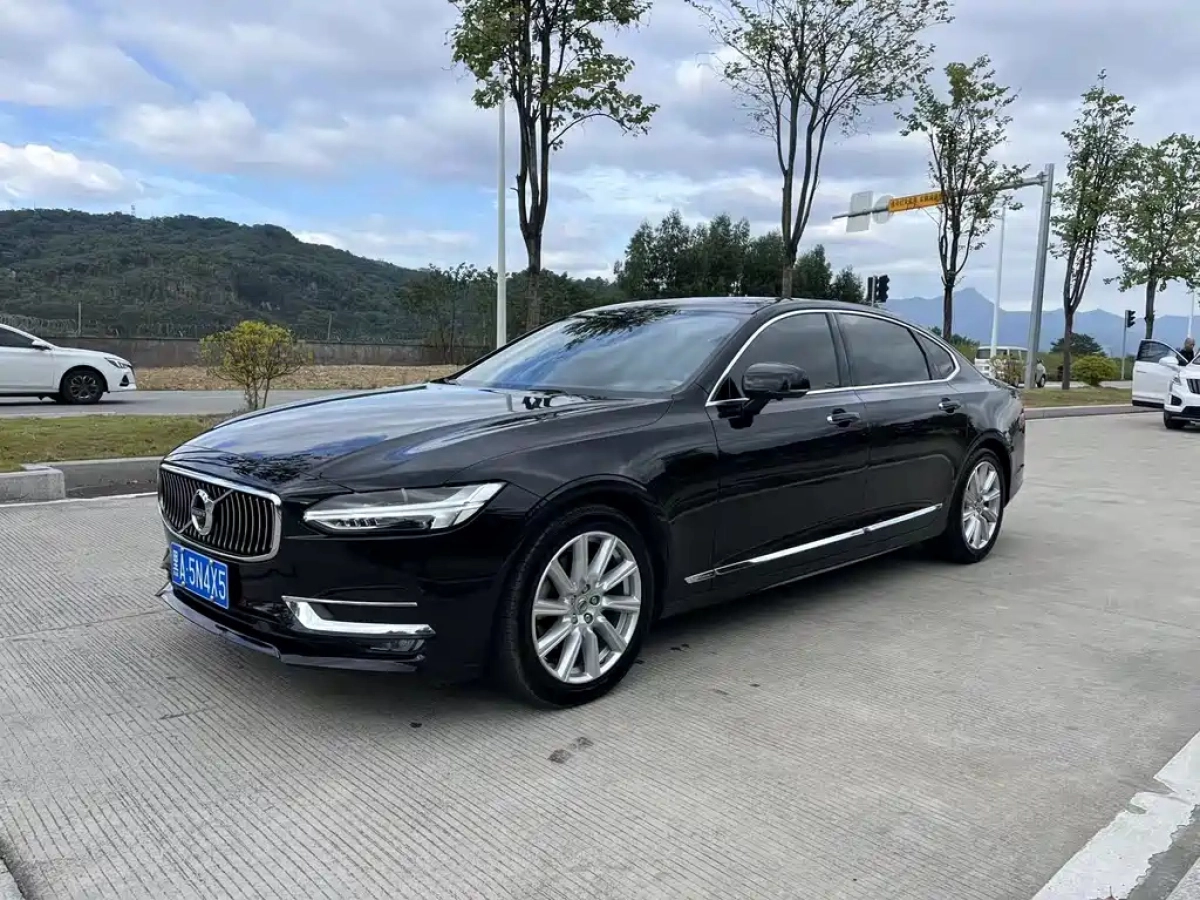 VOLVO S90