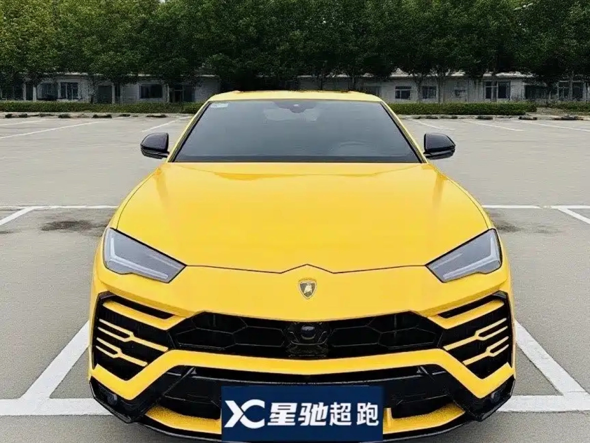 LAMBORGHINI URUS