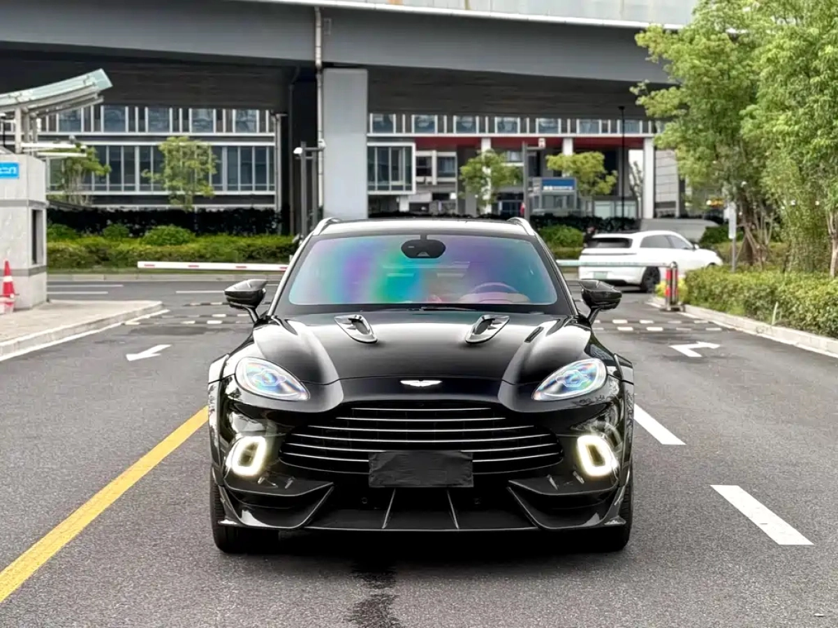 ASTON MARTIN DBX  2023