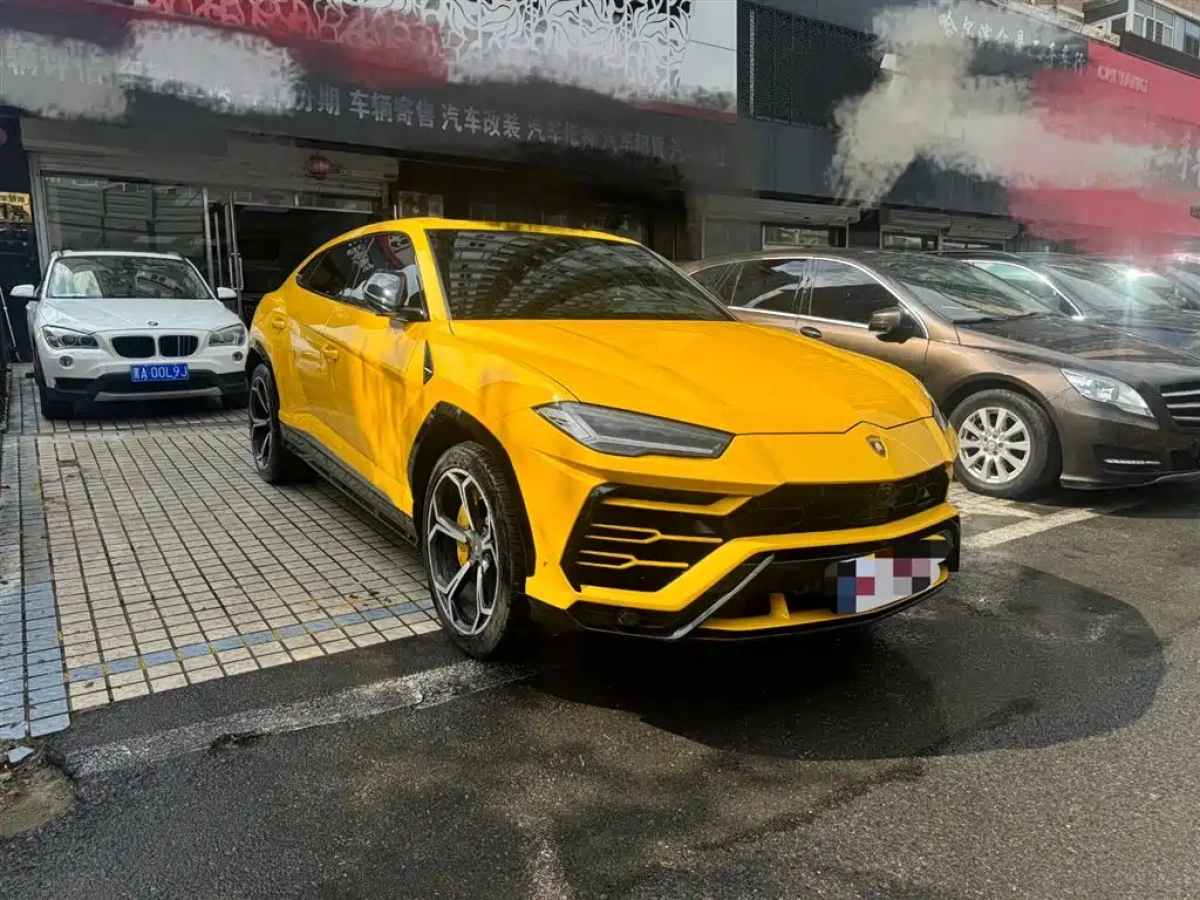 LAMBORGHINI URUS