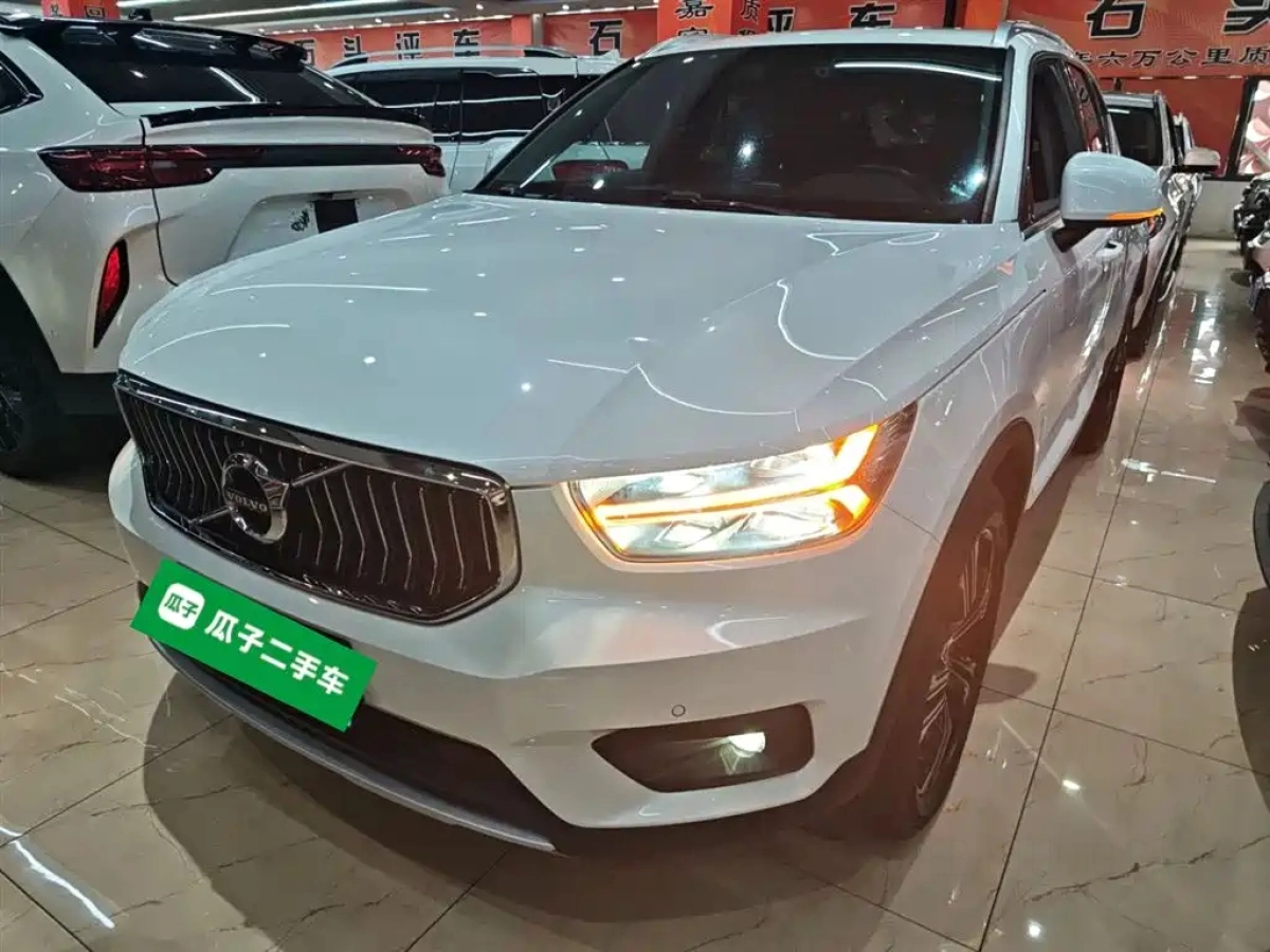 VOLVO XC40