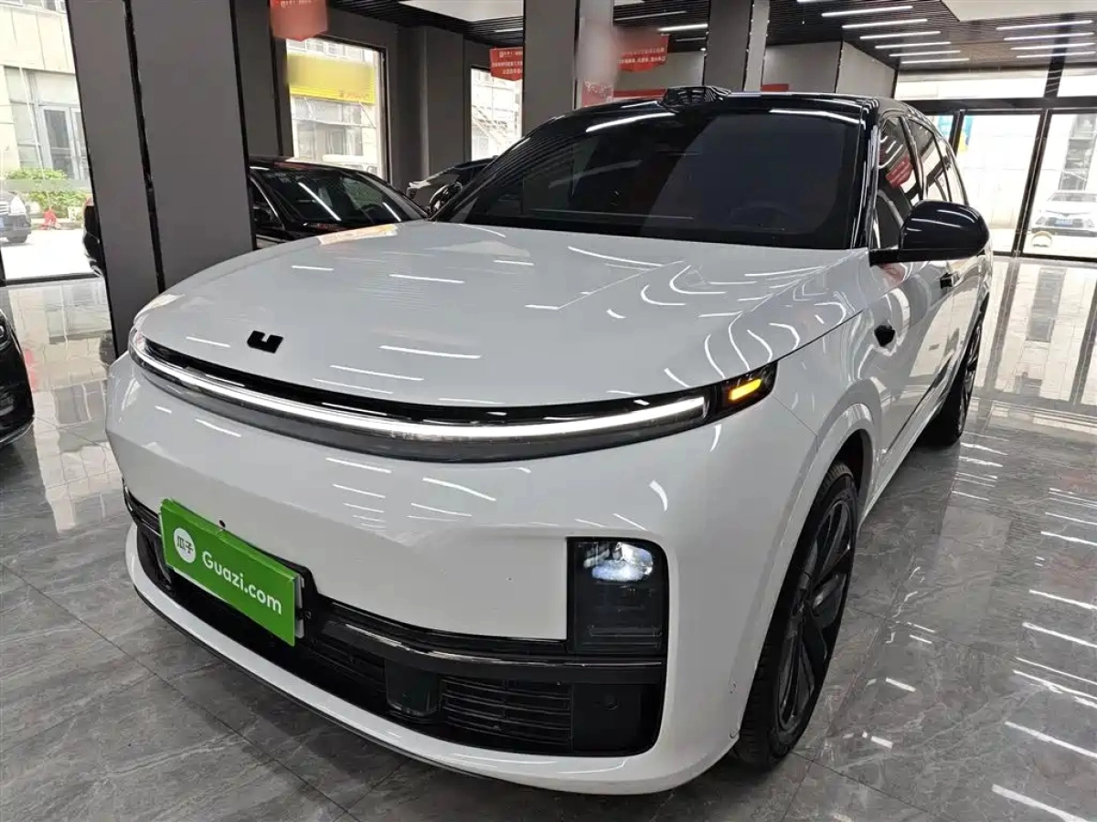 LI AUTO L8  2025