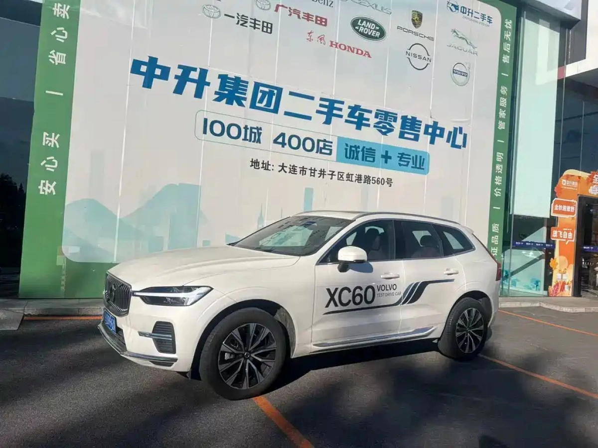 VOLVO XC60  2025