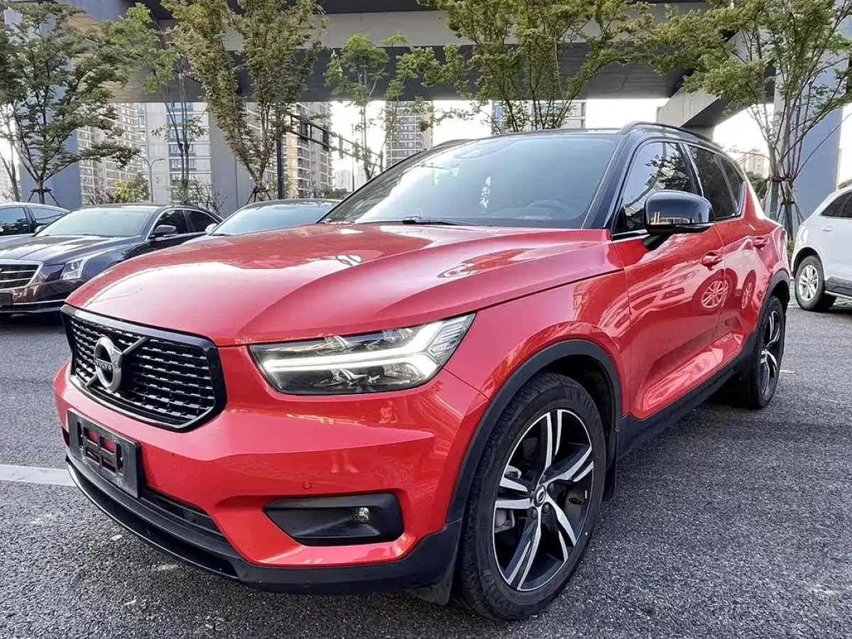 VOLVO XC40
