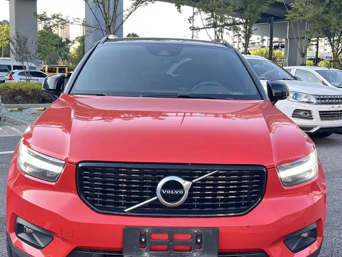 VOLVO XC40